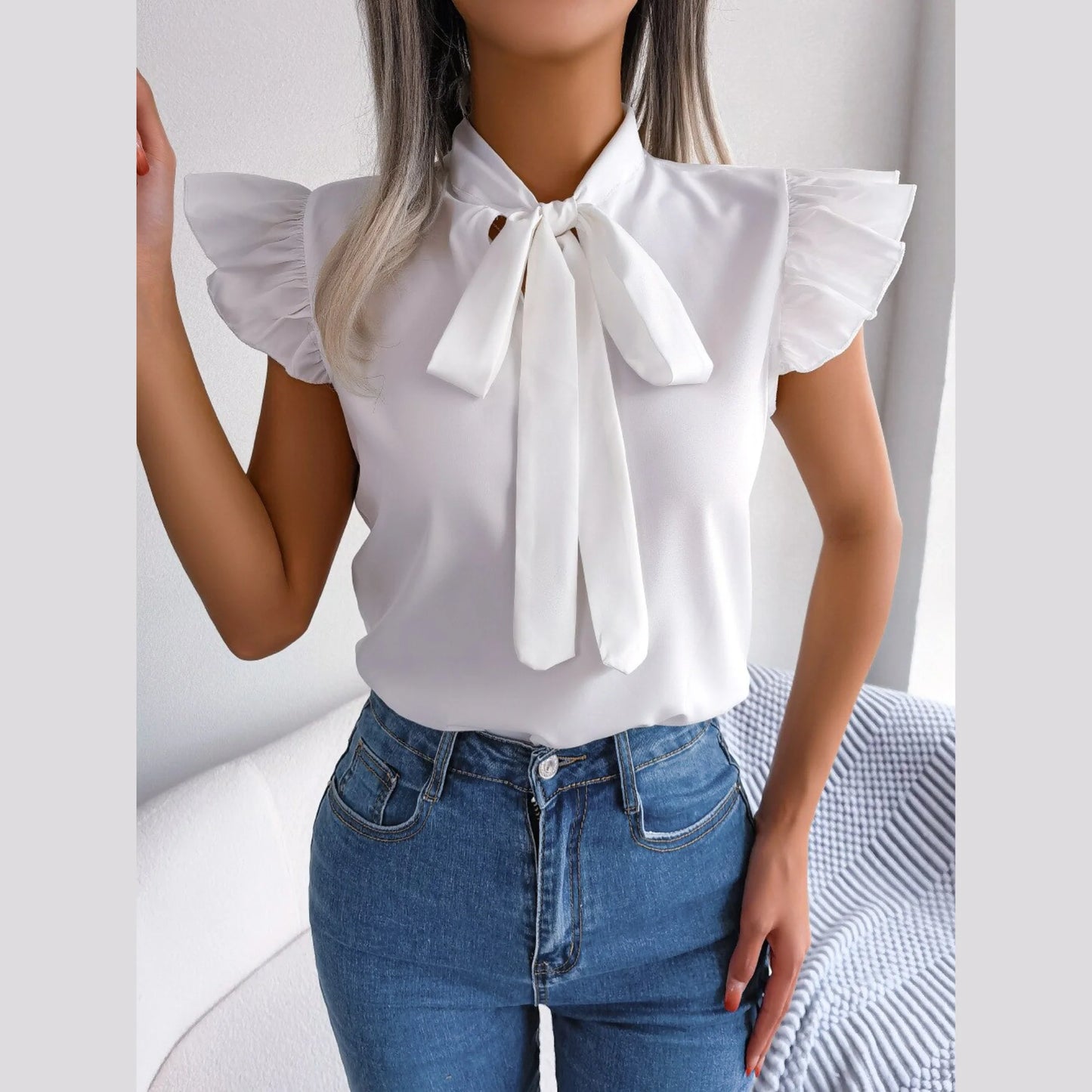 Blouse blanche à manches courtes avec nœud